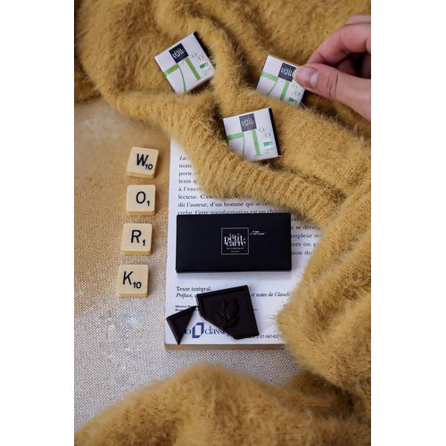 Pochette personnalisée recto-verso 2 carrés de chocolat noir avec bagues personnalisées