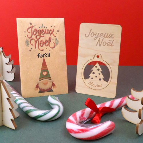 Carte de voeux en bois avec boule de Noël détachable